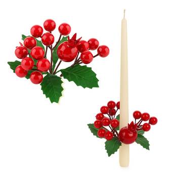 Wianek obrączka na świecę świąteczna z liśćmi i czerwonymi kuleczkami