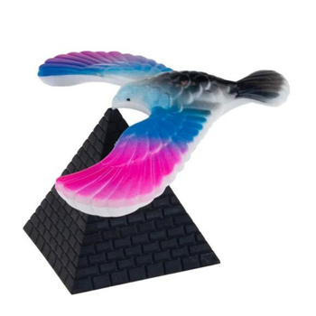 ORZEŁ PTAK PTASZEK BALANSUJĄCY LEWITUJĄCY NA PIRAMIDZIE